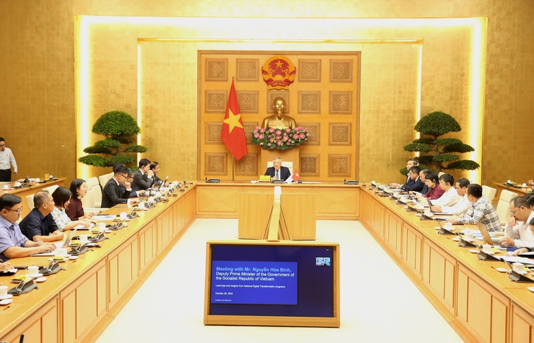 Phó Thủ tướng Thường trực Chính phủ Nguyễn Hòa Bình làm việc trực tiếp kết hợp trực tuyến với các chuyên gia đến từ Công ty McKinsey & Company về chuyển đổi số